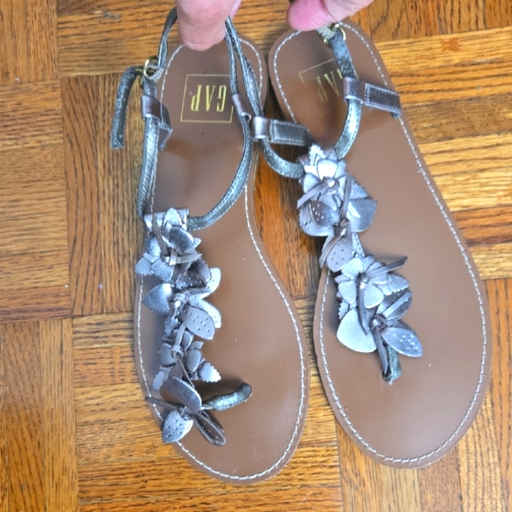 GAP METALLIC SILVER FLORAL APPLIQUE THONG SANDALS SIZE 10